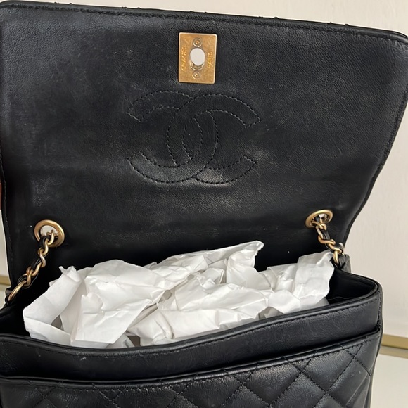 🦄 Authentic GORGEOUS CHANEL
Lambskin Quilted Camellia Flap Black - Picture 9 of 12